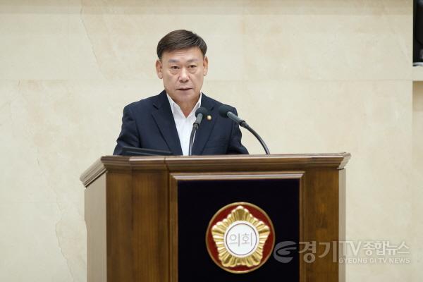 [크기변환](사진1) 용인특례시 황재욱 의원이 19일 열린 제295회 임시회 제3차 본회의에서 5분 자유발언을 하고 있다..jpg