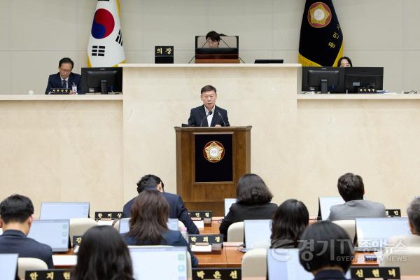 [크기변환](사진2) 용인특례시 황재욱 의원이 19일 열린 제295회 임시회 제3차 본회의에서 5분 자유발언을 하고 있다..jpg