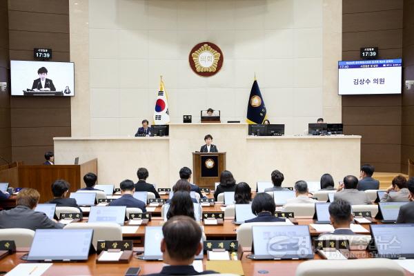 [크기변환](사진3) 김상수 용인특례시의원이 19일 열린 제295회 임시회 제3차 본회의에서 시정질문을 하고 있다..jpg