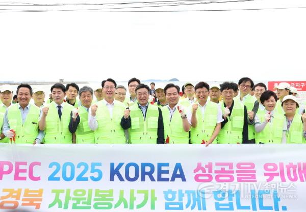 [크기변환]14-4. 22일 정명근 화성특례시장(사진 왼쪽 네번째)과 윤호중 행정안전부 장관(사진 왼쪽 다섯번째) 등 대한민국 새단장 캠페인 참석자들이 궁평항 해변 정화 활동에 앞서 기념촬영하고 있다.jpg