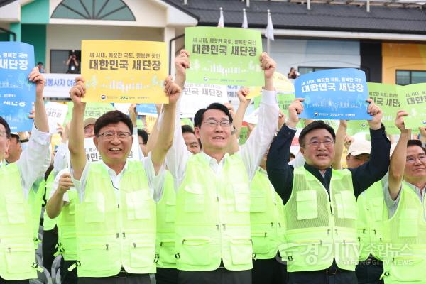 [크기변환]14-5. 22일 정명근 화성특례시장(사진 가운데)와 윤호중 행정안전부 장관(사진 오른쪽 첫번째) 등 주요 참석자들이 대한민국 새단장 결의 퍼포먼스를 하고 있다.jpg