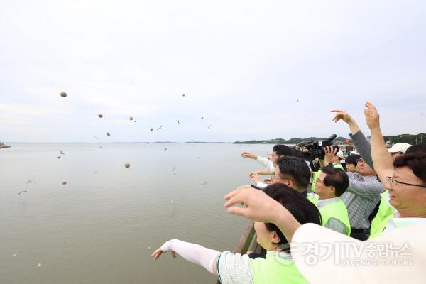 [크기변환]14-6. 22일 대한민국 새단장 캠페인 참석자들이 수질정화를 위한 유익 미생물 흙공을 던지고 있다.jpg