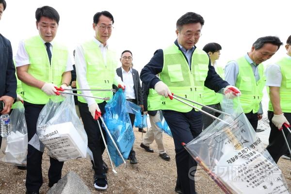 [크기변환]14-7. 22일 정명근 화성특례시장(사진 왼쪽 두번째)과 윤호중 행정안전부 장관(사진 왼쪽 세번째) 등 주요 참석자들이 궁평항에서 해변 정화 활동을 하고 있다.jpg