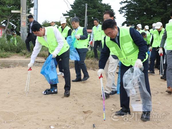 [크기변환]14-8. 22일 정명근 화성특례시장(사진 왼족 첫번째)과 윤호중 행정안전부 장관(사진 오른쪽 첫번째) 등 주요 참석자들이 궁평항에서 해변 정화 활동을 하고 있다.jpg