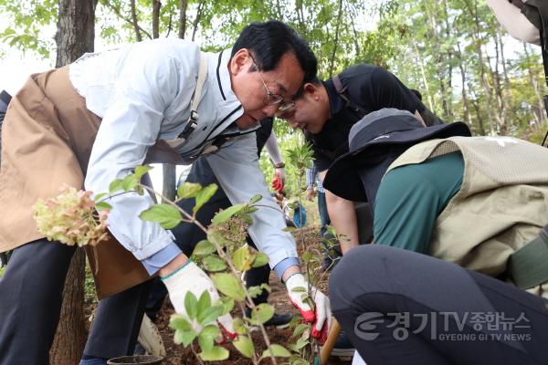 [크기변환]14-5. 정명근 화성특례시장이 23일 시민들과 함께 목수국 심기를 하고 있다.jpg