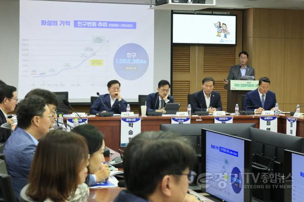 [크기변환]8-3. 정명근 화성특례시장이 24일 국회에서 열린 ‘기본사회 실현 지방정부 정책 발표회’에서 ‘화성형 기본돌봄 정책’을 발표하고 있다.jpg