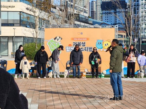 [크기변환]기획보도 사진4_지난해 11월 열린 거북섬 멍셋 페스티벌 이웅종 소장 산책교육.jpg