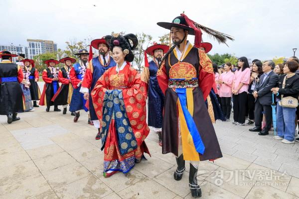 [크기변환]8-2. 정조대왕 과 해경궁홍씨가 행사장으로 진입하고 있다 - 복사본.jpg