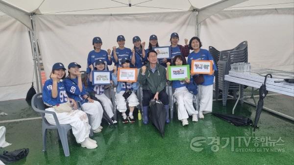 [크기변환]8-4. 정명근 화성특례시장이 행렬 참가 인원들과 함께 기념 촬영을 하고 있다. - 복사본.jpg