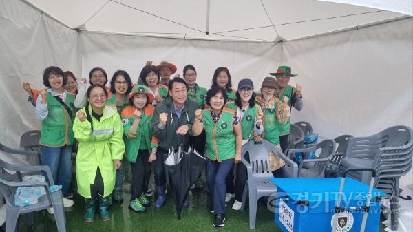 [크기변환]8-3. 정명근 화성특례시장이 행사 관련 자원봉사자들 격려 후 함께 기념 촬영을 하고 있다. - 복사본 (1).jpg