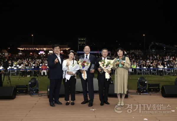 [크기변환]보도자료1 시민의 날 기념식에 참석한 (사진 왼쪽부터) 임병택 시흥시장과 수상자들(박희량, 이재방, 박덕인 씨), 오인열 시흥시의회 의장.jpg