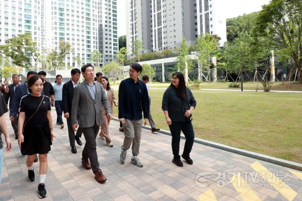 [크기변환]7-1. 이상일 용인특례시장은 23일 힐스테이트 몬테로이 단지를 찾아 주민들과 소통버스킹을 진행했다.jpg