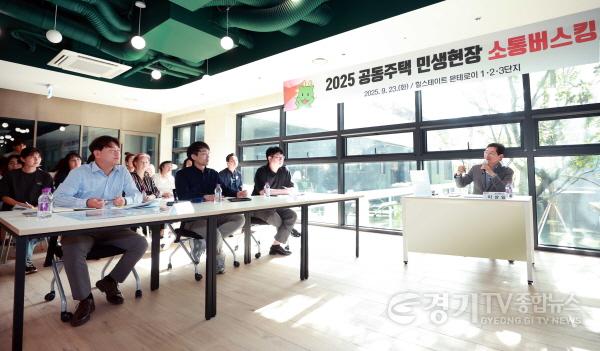 [크기변환]7-3. 이상일 용인특례시장은 23일 힐스테이트 몬테로이 단지를 찾아 주민들과 소통버스킹을 진행했다.jpg