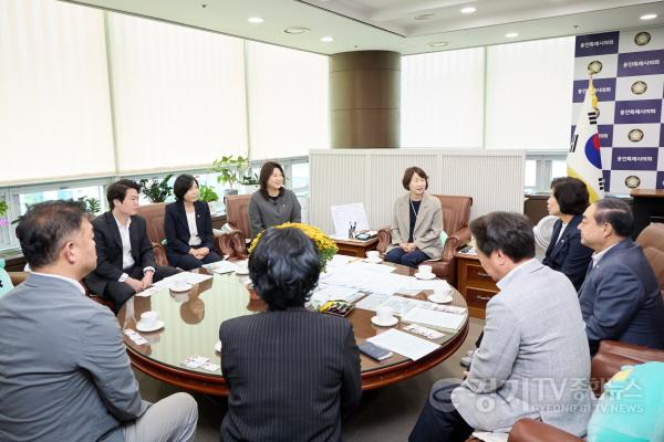 [크기변환][사진2] 의원연구단체 ’탄소중립연구소 Ⅲ‘가 영등포구의회 의원연구단체 ‘탄소중립과 지속가능한 문화도시 연구회’와 간담회를 하고 있다..jpg