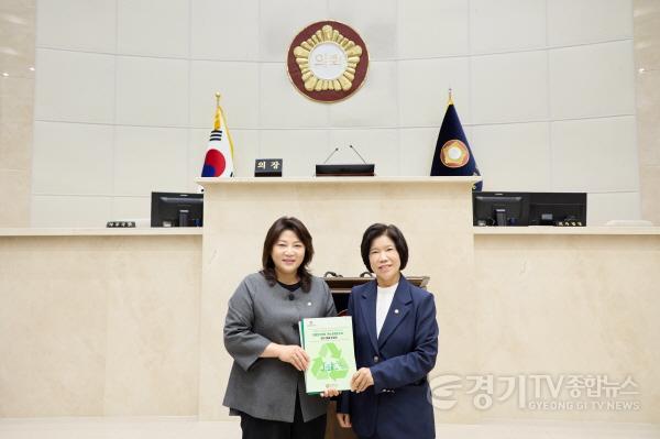 [크기변환][사진3] 박희정 의원이 영등포구의회 의원연구단체에 연구결과보고서를 전달했다..jpg