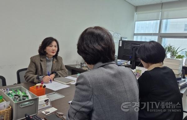[크기변환](250314)경기형 가족돌봄수당 접수기간 확대 논의…김영희 의원 “더 많은 가정이 혜택 받아야”(1).jpg