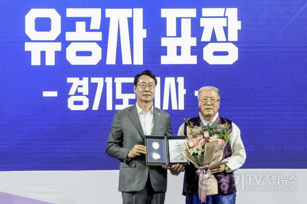 [크기변환]8-3. 30일 열린 제29회 노인의날 기념식에서 정명근 화성특례시장과 박학순 대한노인회 화성시지회장이 표창장을 들고 기념촬영을 하고 있다.jpg