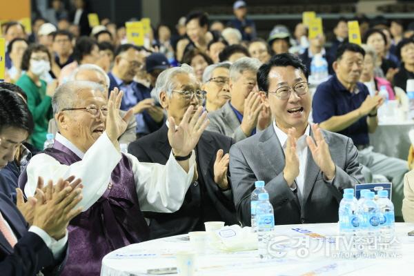 [크기변환]8-4. 30일 열린 제29회 노인의날 기념식에 참석한 정명근 화성특례시장과 박학순 대한노인회 화성시지회장 등이 경연 무대에 박수를 보내고 있다.jpg