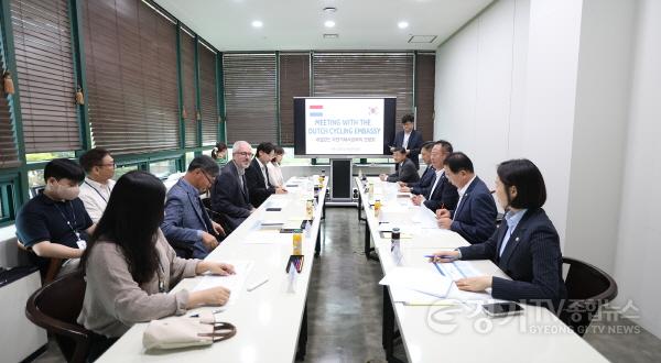 [크기변환](홈페이지)2050930_친환경교통교류를위한네덜란드자전거대사관과의간담회_소담뜰 (3).jpg