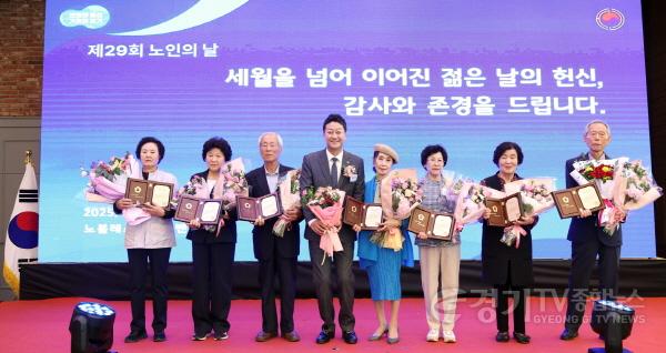 [크기변환]250930 김진경 의장, 제29회 노인의 날 기념식 참석, 어르신들은 새로운 세대 이끄는 동반자...적극 지원할 것 (3).jpg