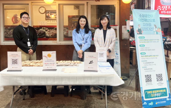 [크기변환]251001_[사진자료] 경상원 북서센터 직원들이 일산전통시장을 방문한 도민과 상 대상으로 지원 사업을 안내했다.png