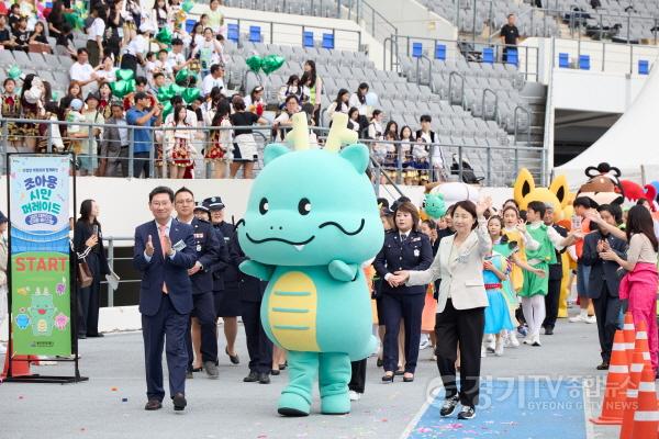 [크기변환][사진3] 유진선 의장, 이상일 시장 등이 제30회 용인시민의 날 기념식 및 통합도시브랜드 선포식 행사에 참여했다..jpeg