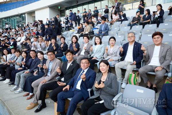 [크기변환][사진4] 용인특례시의회 의원들이 제30회 용인시민의 날 기념식 및 통합도시브랜드 선포식에서 기념촬영을 하고 있다..jpeg