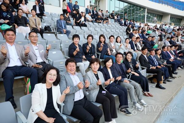 [크기변환][사진5] 용인특례시의회 의원들이 제30회 용인시민의 날 기념식 및 통합도시브랜드 선포식에서 기념촬영을 하고 있다..jpeg