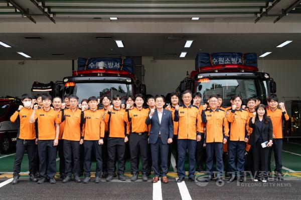 [크기변환]사진1)이재준 수원시장, 추석 연휴에 근무하는 소방관·경찰·공무원 방문해 격려.jpg