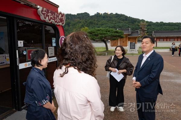 [크기변환]사진4)이재준 수원시장, 추석 연휴에 근무하는 소방관·경찰·공무원 방문해 격려.jpg