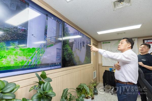 [크기변환]사진5)이재준 수원시장, 추석 연휴에 근무하는 소방관·경찰·공무원 방문해 격려.jpg