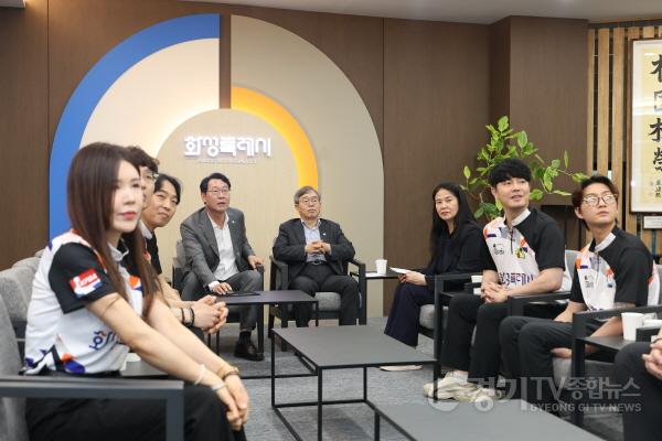 [크기변환]17-1. 정명근 화성특례시장이  볼링선수들과 간담회를 하고 있다.jpg