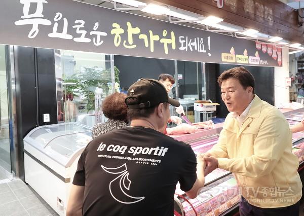 [크기변환]포토뉴스_임병택 시장, 추석맞이 삼미시장 방문 (5).jpg