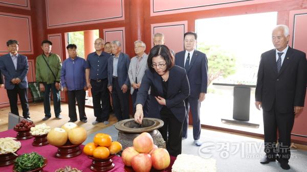 [크기변환]1. 추석맞이 무연고자·독립항쟁가 차례...시장도 함께한 따뜻한 동행 (독립항쟁가 차례) (1).jpg