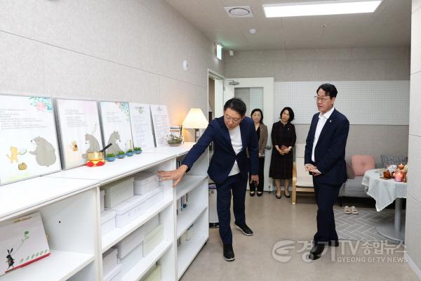 [크기변환]사본 -1-7. 정명근 화성특례시장이 지난 9월 화성시자살예방센터 현장을 점검하고 있다..jpg