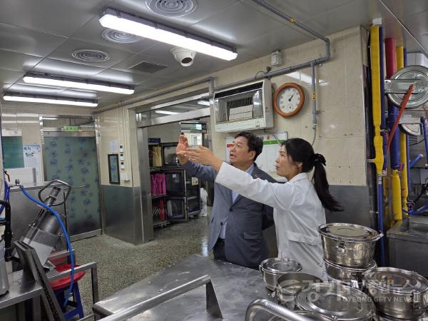 [크기변환]251002 김호겸 의원, 번천초등학교 학교급식실 환기설비 개선 현황 점검...학교 급식실 환경개선 사업 이대론 안된다! (1).jpg