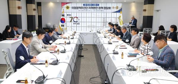 [크기변환]251002 의정정책추진단, 홍원길·오세풍·김시용 의원, 김포시 지역 현안 해결을 위한 정책 제안 (3).jpg