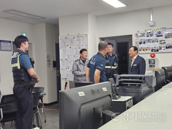 [크기변환](사진2)“평온한 명절, 여러분 헌신 덕분”... 이현재 하남시장, 추석 당일 현장 격려.jpg