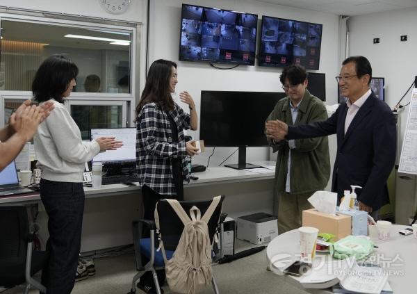 [크기변환](사진1)“평온한 명절, 여러분 헌신 덕분”... 이현재 하남시장, 추석 당일 현장 격려.jpg