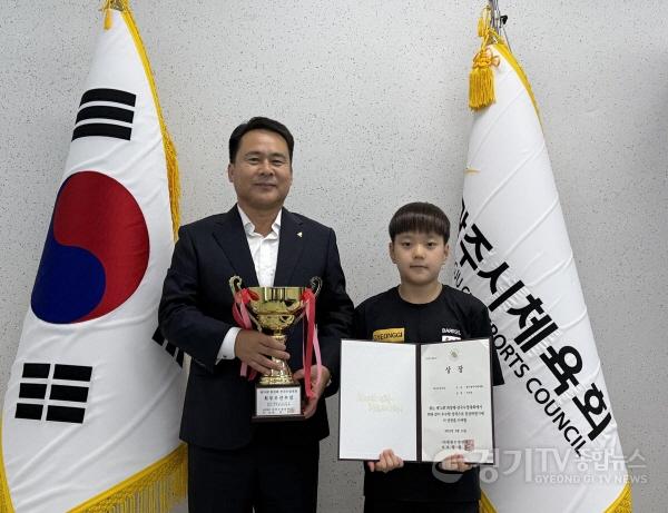 [크기변환]광주시체육회 G-스포츠클럽 이서진 선수, 제74회 회장배 전국 수영대회 최우수 선수상 수상.jpg