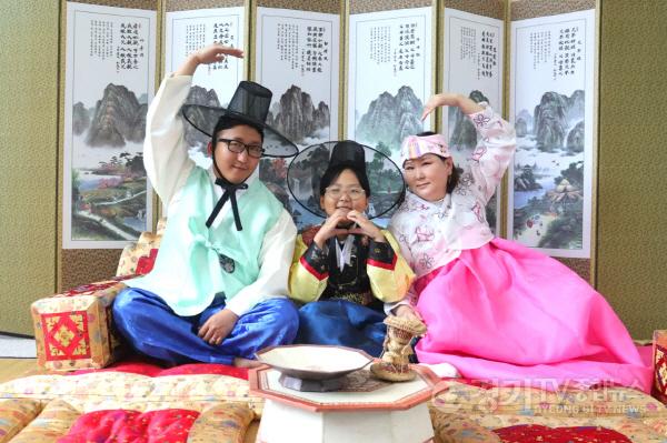 [크기변환]5-2. 화성시외국인주민센터 주관 2025 추석 맞이 _함께한가위_ 행사에서 주민들이 한복을 입고 기념촬영하고 있다.jpg