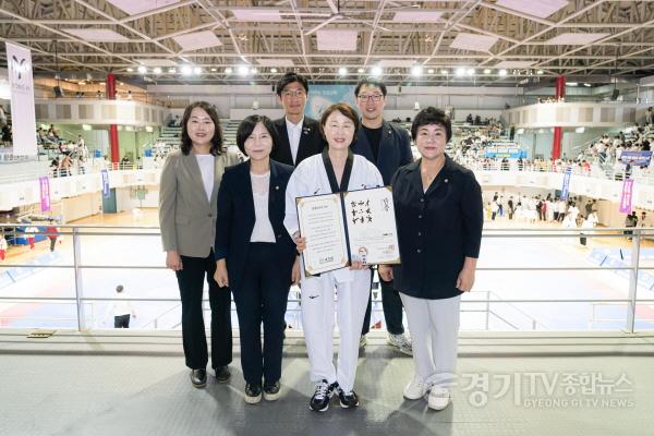 [크기변환][사진3]이날 행사에서 명예단증을 수여받은 유진선 용인특례시의회 의장이 의원들과 기념촬영을 하고 있다..jpeg