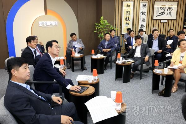 [크기변환]6-2. 정명근 화성특례시장과 산업단지 입주기업 협의회 대표들이 25일 논의하고 있다.jpg