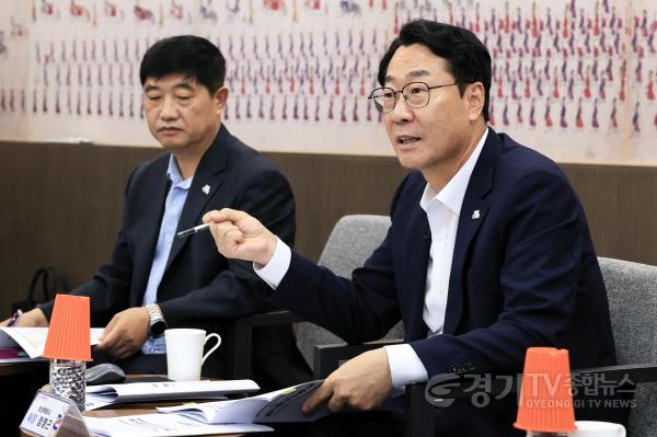 [크기변환]6-3. 정명근 화성특례시장이 25일 화성특례시 산업단지 입주기업 협의회 간담회에서 협의회 대표자들과 논의하고 있다.jpg