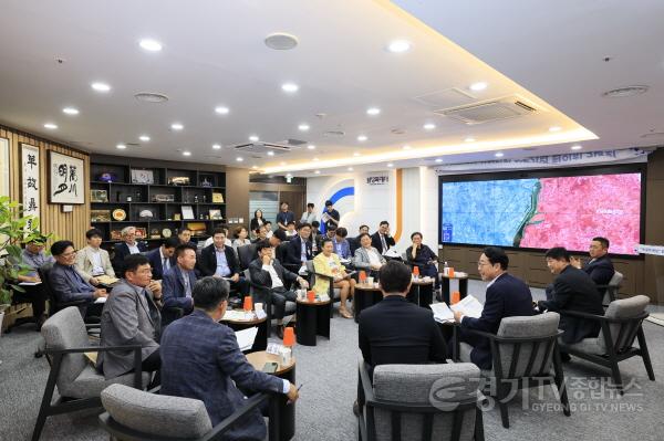 [크기변환]6-4. 정명근 화성특례시장과 산업단지 입주기업 협의회 대표들이 25일 논의하고 있다.jpg