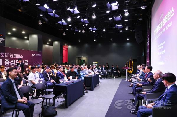 [크기변환]8-5. 이상일 용인특례시장과 반도체산업 관련 기업, 학계 관계자들이 반도체산업 정책과 지원에 대한 의견을 논의하고 있다..jpg