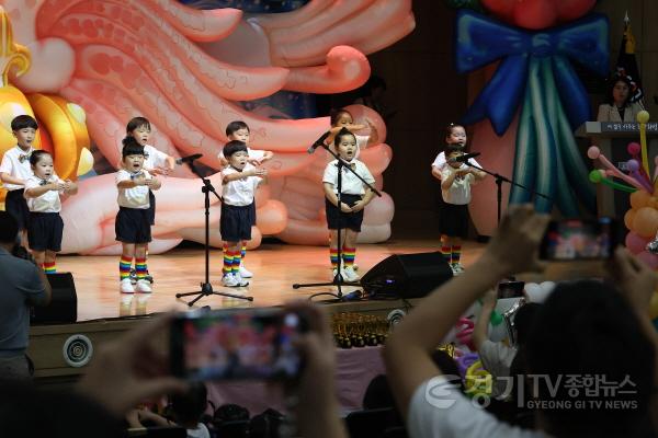[크기변환]2-2. 17일 열린 화성특례시 어린이집 연합회 영유아 동요제에서 어린이들이 합창을 하고 있다.jpg