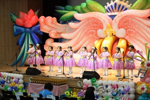 [크기변환]2-3. 17일 열린 화성특례시 어린이집 연합회 영유아 동요제에서 어린이들이 합창을 하고 있다.jpg