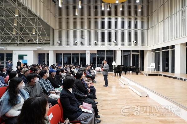 [크기변환]신상진 성남시장이 10일 분당구 성남물빛정원 뮤직홀에서 열린 제16회 임산부의 날 기념 음악회에서 인사말을 하고 있다..jpg