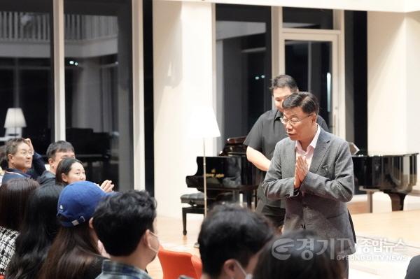 [크기변환]신상진 성남시장이 10일 성남물빛정원 뮤직홀에서 열린 임산부의 날 기념 음악회에 참석해 참석자들과 소통하고 있다.jpg